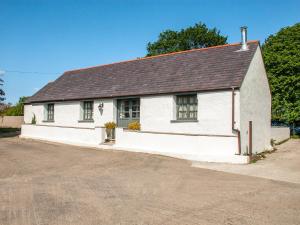 Little NewcastleにあるYr Hen Glowtyの黒屋根の白い建物