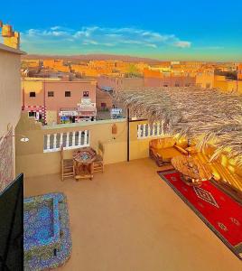 Un balcón con vista a una ciudad en Riad Dar Sahara - Panoramic Rooftop, en Nkob