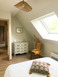 Ένα ή περισσότερα κρεβάτια σε δωμάτιο στο Country House Surrounded By Nature In Brittany