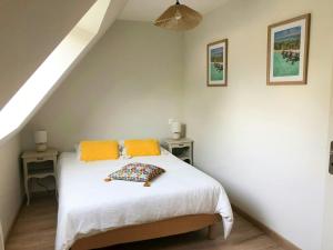 Ένα ή περισσότερα κρεβάτια σε δωμάτιο στο Country House Surrounded By Nature In Brittany