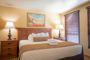 une chambre avec un lit avec une serviette dessus dans l'établissement Kingsbury of Tahoe, à Stateline