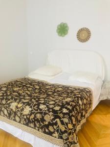 ein Schlafzimmer mit einem Bett mit einer braunen und weißen Decke in der Unterkunft Belle chambre avec accès à une terrasse in Paris