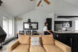 La Familliale 69 - 3 chambres - 7 personnesにあるキッチンまたは簡易キッチン