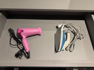ブラックプールにあるWaverley Beach Hotelのテーブルの上のピンクのヘアドライヤーと道具