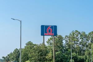 a sign for aldi in front of some trees at Studio 6 Hammond, LA I12 I55 in Hammond