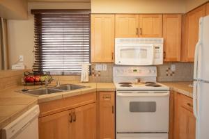 Il comprend une cuisine équipée d'une cuisinière blanche et d'un évier. dans l'établissement Kingsbury of Tahoe, à Stateline 2 autres photos