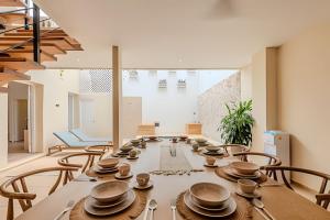 uma sala de jantar com mesa e cadeiras em Casa Encanto - Corazón de Getsemaní em Cartagena de Indias