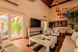 un soggiorno con un divano e un tavolo di Casa Bóvedas - Paraíso de 5 habitaciones a Cartagena de Indias