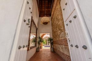 un corridoio di una casa con porte bianche di Casa Bóvedas - Paraíso de 5 habitaciones a Cartagena de Indias Altre 78 foto