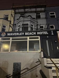 ブラックプールにあるWaverley Beach Hotelの建物の側面にあるウォークリービーチホテルの看板