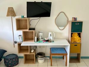 Μια τηλεόραση ή/και κέντρο ψυχαγωγίας στο Studio Carayou Pointe du Bout