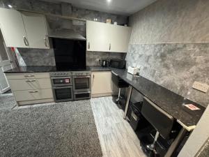 ブラックプールにあるWaverley Beach Hotelのコンロとカウンタートップのあるキッチン