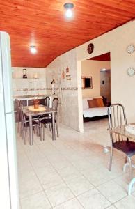 Una cocina y un comedor con mesa y sillas. en Puxadinho do Sossego, en Presidente Epitácio