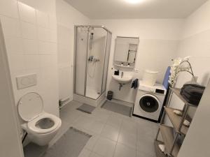 Koupelna v ubytování Wohnung in Leoben Zentrum Zwischen Hauptplatz und Stadtpark + 9 fotografií