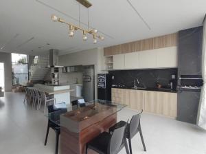 Η κουζίνα ή μικρή κουζίνα στο Quarto em Montes Claros