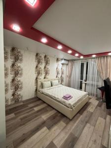 Ένα ή περισσότερα κρεβάτια σε δωμάτιο στο Квартира проспект Науки Центр