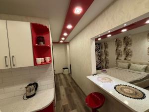 Ένα ή περισσότερα κρεβάτια σε δωμάτιο στο Квартира проспект Науки Центр