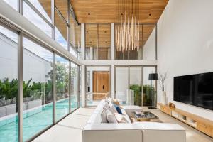 TV a/nebo společenská místnost v ubytování Trinity 4 BDR POOL Villa