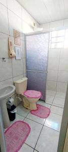 un baño con inodoro y lavabo en Puxadinho do Sossego, en Presidente Epitácio 40 fotos más