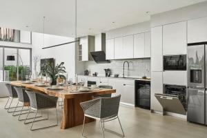 Kuchyň nebo kuchyňský kout v ubytování Trinity 4 BDR POOL Villa