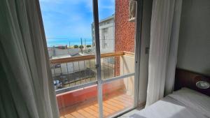 Una habitación con balcón con vista al mar. en Atlântico Sul Renascença Hotel, en Laguna