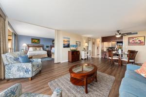 un salon avec un canapé et une table dans l'établissement Maui Kaanapali Villas 415 · MKV 415 Updated Condo w Ocean View a, à Kahana