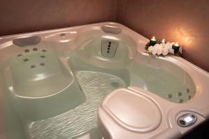 a bath tub with a toilet in a bathroom at Czerwone Wierchy - sauna i jacuzzi wliczone w cenę pobytu - blisko stoku narciarskiego - zachęcamy do rezerwacji zimowych pobytów w atrakcyjnych cenach! in Białka Tatrzanska