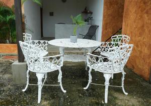 ein weißer Tisch und Stühle mit einem weißen Tisch und Stühlen in der Unterkunft Casa Melrose in Puerto Escondido