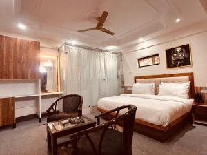 A bed or beds in a room at Quiet Edge Resort A Luxury Room With Balcony By Anvi Retreat Még 16 kép