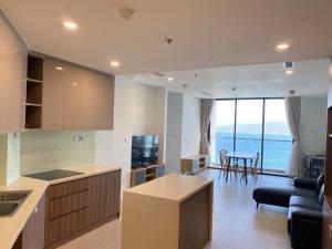 cocina y sala de estar con vistas al océano en Scenia Bay seaview apartment Nha Trang - GB, en Nha Trang
