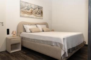 ein Schlafzimmer mit einem großen Bett mit weißer Bettwäsche in der Unterkunft Arbio I Urban Apartment Zimmerstrasse in Leipzig + 11 Fotos