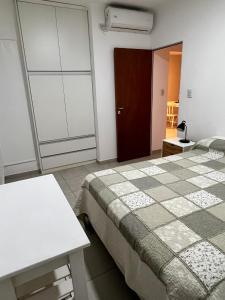 エスペランサにあるDepartamento en Esperanzaのベッドとテーブルのある寝室 +6枚の写真