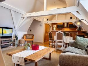 una sala de estar con un sofá y una mesa en Skindles Guesthouse, en Poperinge