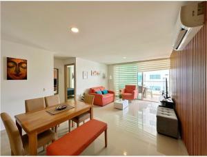 un salon avec une table et une salle à manger dans l'établissement Acogedor Marbella ideal familias mínimo 2 días, à Carthagène des Indes