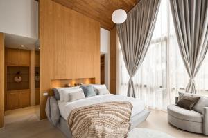 Posezení v ubytování Trinity 4 BDR POOL Villa + 39 fotografií