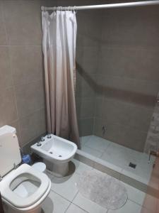 Ένα μπάνιο στο NUEVA CÓRDOBA zona PLAZA ESPAÑA +5 φωτογραφίες