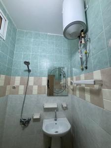 een badkamer met een wastafel en een spiegel bij Residence FATIMA thies in Thiès