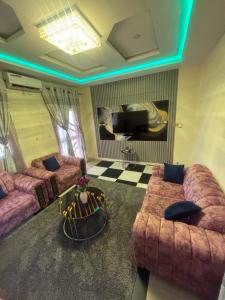 een woonkamer met twee banken en een tv bij Residence FATIMA thies in Thiès