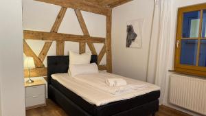 une chambre avec un lit dans une pièce dans l'établissement Kastanienbaum, à Herzogenaurach