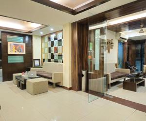 vestíbulo con sala de espera con sofá y mesa en Crystal Retreat, en Jāmb