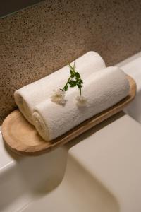 ein Handtuch, das auf einem Holzteller liegt in der Unterkunft Trevi Apartments Katowice in Kattowitz + 67 Fotos