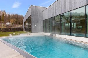 uma grande piscina em frente a um prédio em Eigenen Unterkunft I Vierländereck I Natur I St Gallen em Rebstein