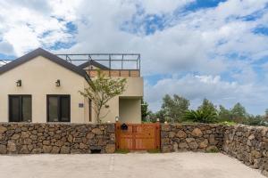 Το κτήριο όπου στεγάζεται  η παραθεριστική κατοικία