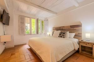 - une chambre blanche avec un grand lit et des fenêtres dans l'établissement Casa de 5 Hab en la Ciudad Amurallada con Piscina, à Carthagène des Indes 75 autres photos