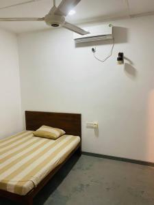 Postel nebo postele na pokoji v ubytování Nadee Guest & Yala Safari