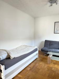 um quarto com uma cama e um sofá em Drei- Zimmer apartment self check-in, in Bad Oeynhausen Südbahnhof em Bad Oeynhausen