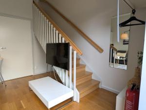 TV a/nebo společenská místnost v ubytování Forenom Apartments A-R Lorents Gata - Majorna