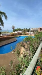 ein Swimmingpool mit dem Meer im Hintergrund in der Unterkunft Apartamento con Vista al mar y Terraza, Isla de Margarita in Pampatar + 37 Fotos