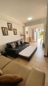ein Wohnzimmer mit Sofa und Tisch in der Unterkunft Apartamento con Vista al mar y Terraza, Isla de Margarita in Pampatar