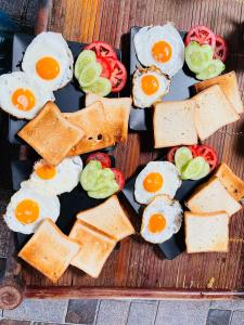 サパにあるBình An Houseの卵とトマトとキウイのサンドイッチのプレート